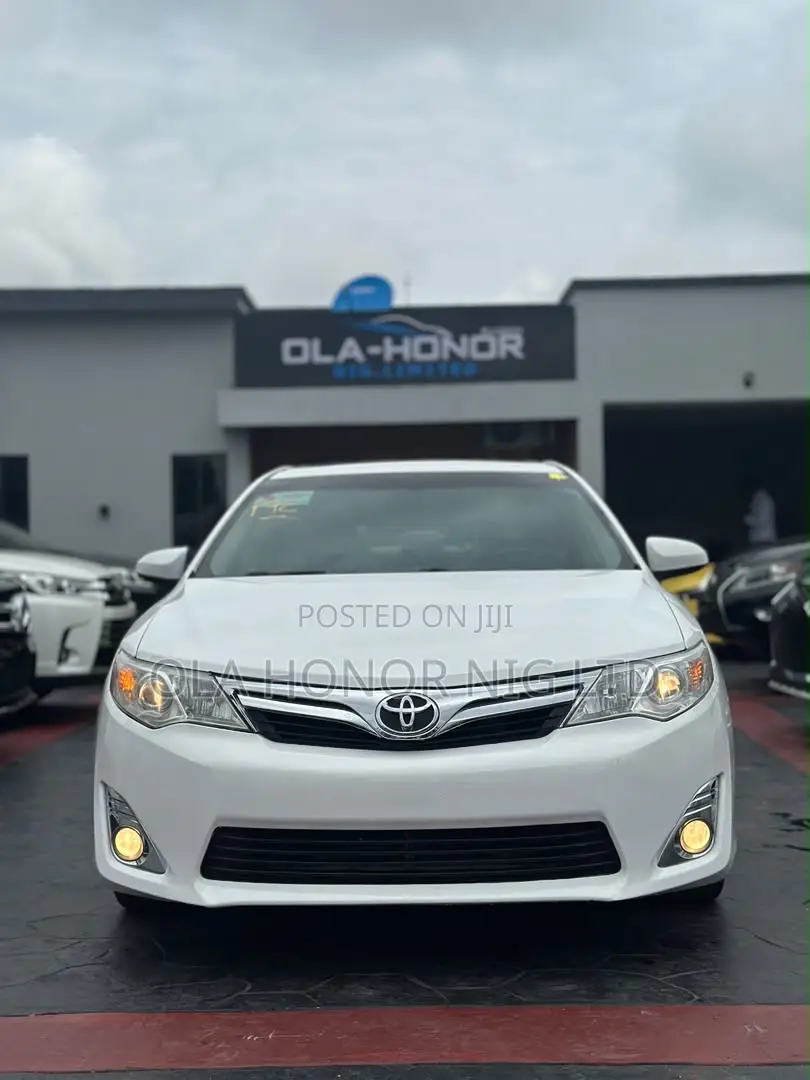 Toyota Camry XLE 4dr Sedan (2.5L 4cyl 6A) 2014 White
