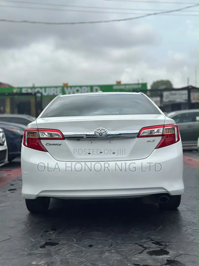 Toyota Camry XLE 4dr Sedan (2.5L 4cyl 6A) 2014 White