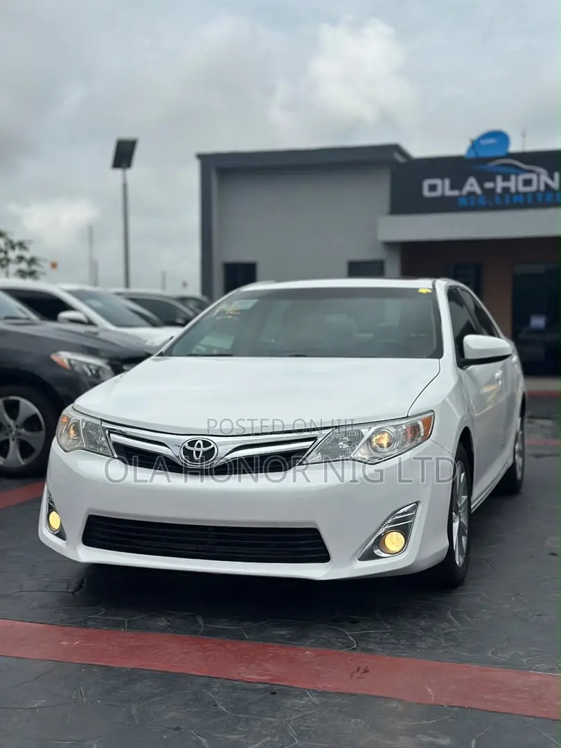 Toyota Camry XLE 4dr Sedan (2.5L 4cyl 6A) 2014 White