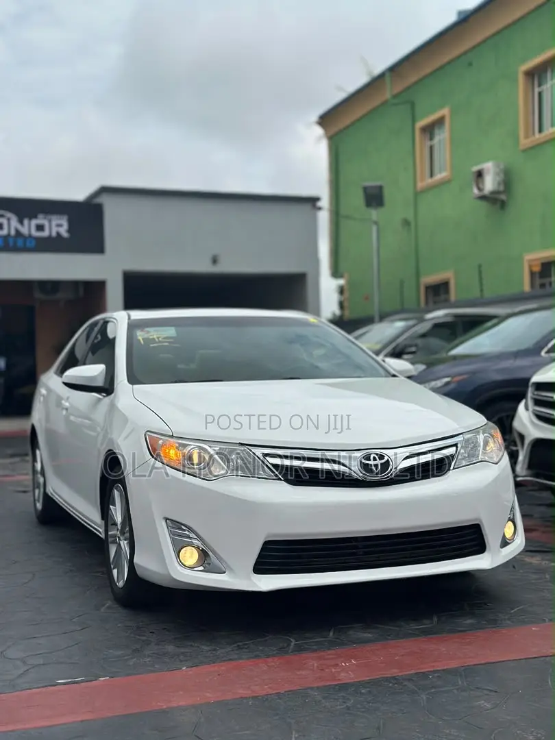 Toyota Camry XLE 4dr Sedan (2.5L 4cyl 6A) 2014 White