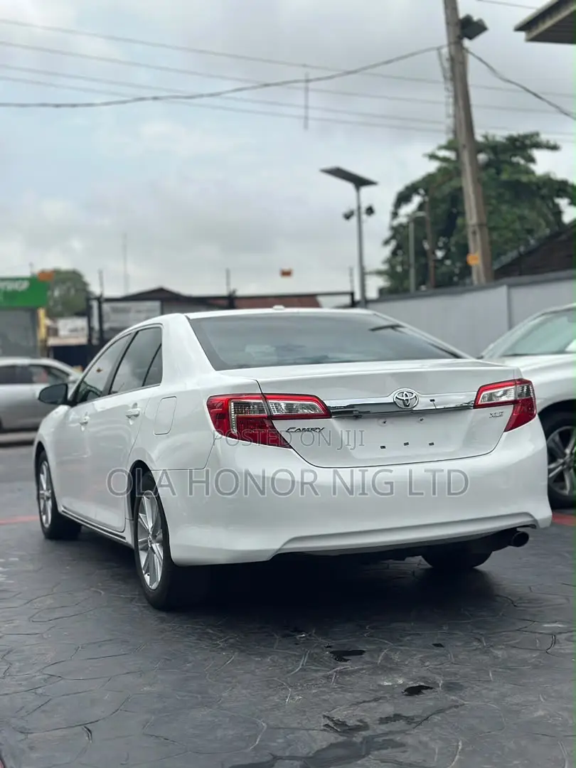 Toyota Camry XLE 4dr Sedan (2.5L 4cyl 6A) 2014 White