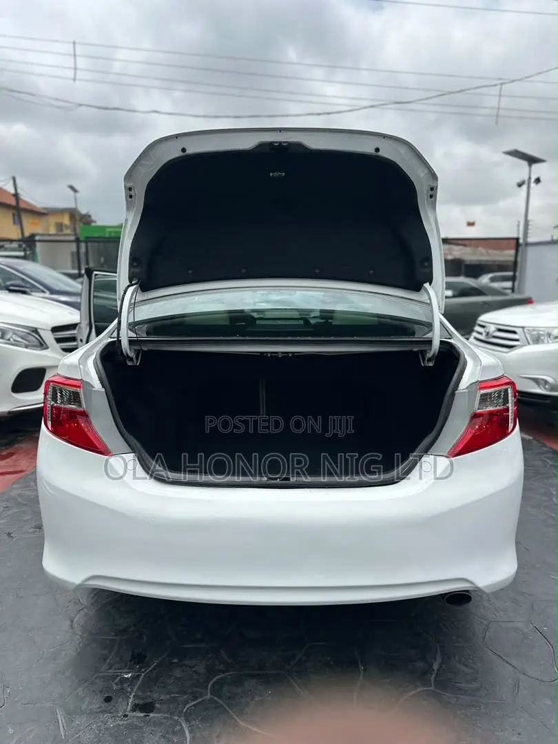 Toyota Camry XLE 4dr Sedan (2.5L 4cyl 6A) 2014 White