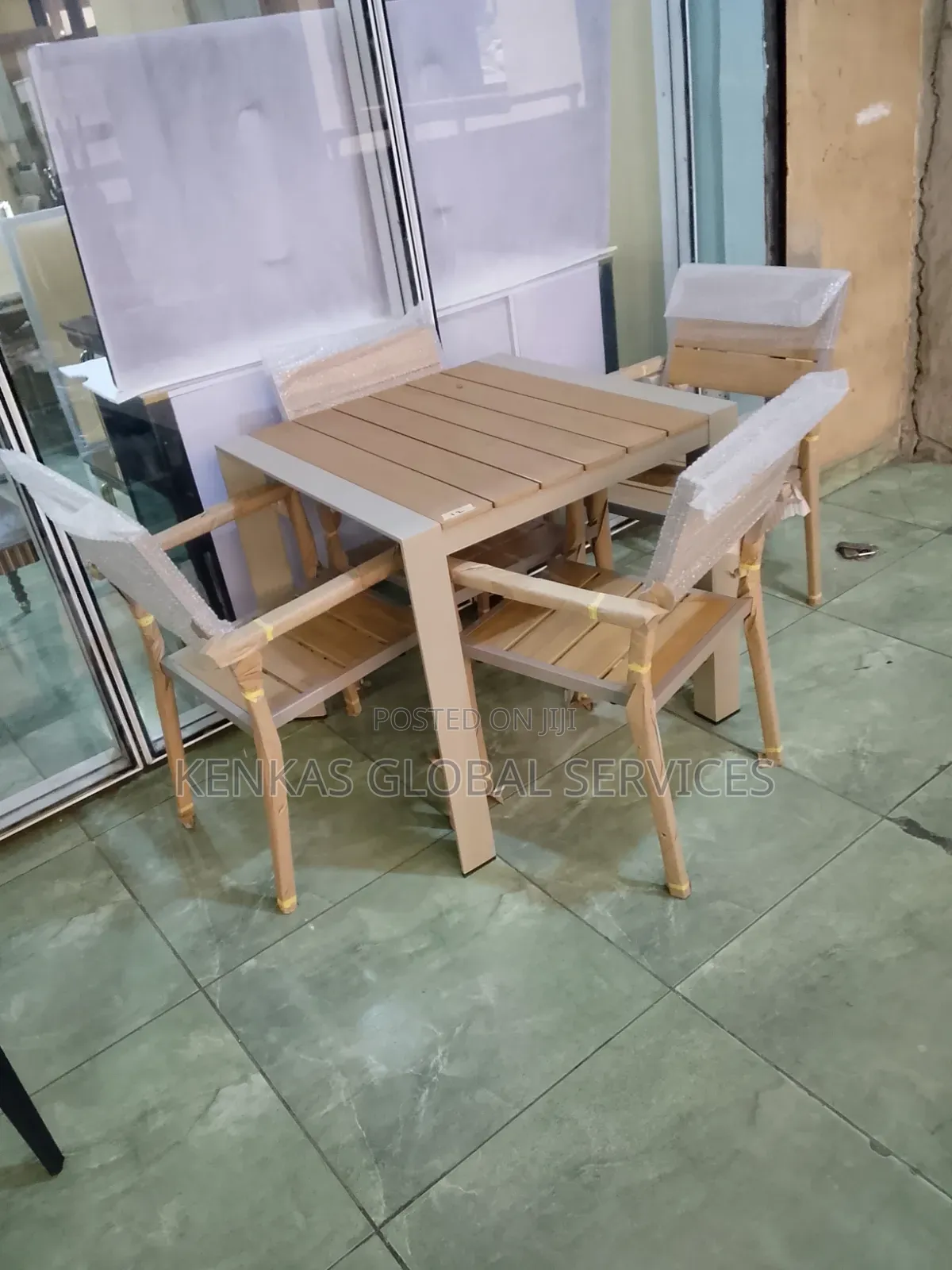 Outdoor Set of 4 Chairs and 1 Table
