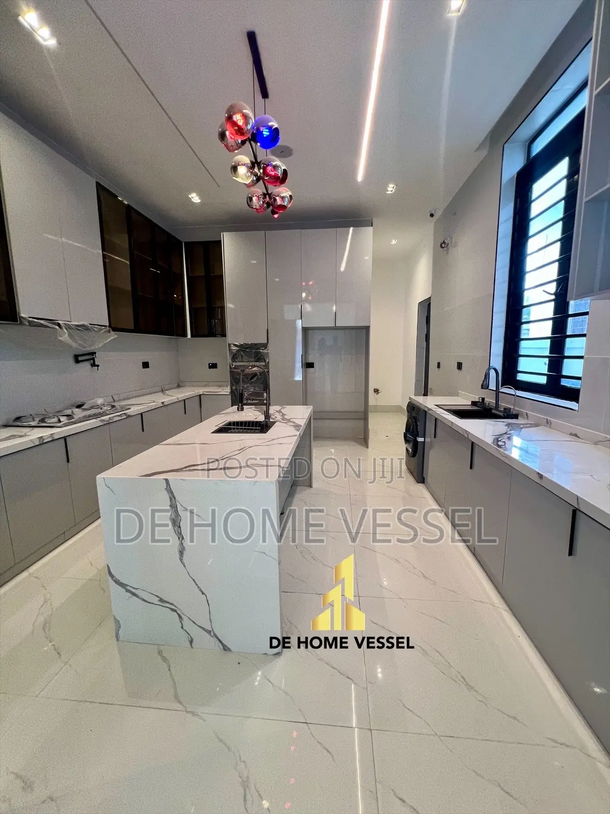 5bdrm Duplex in Chevron for sale