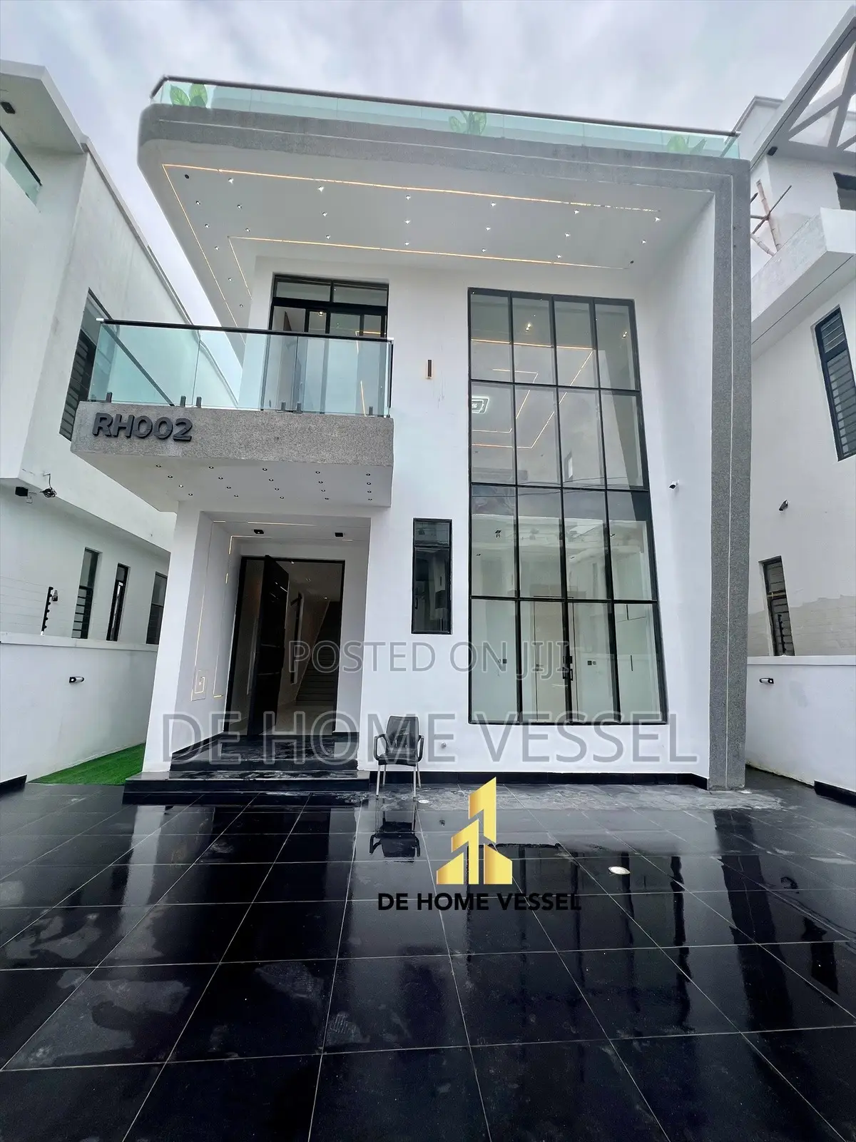 5bdrm Duplex in Chevron for sale