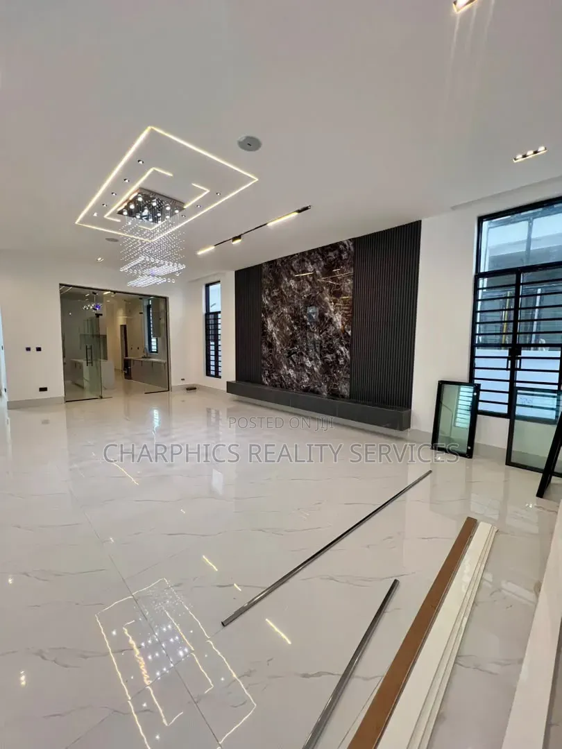 5bdrm Duplex in Chevron for sale