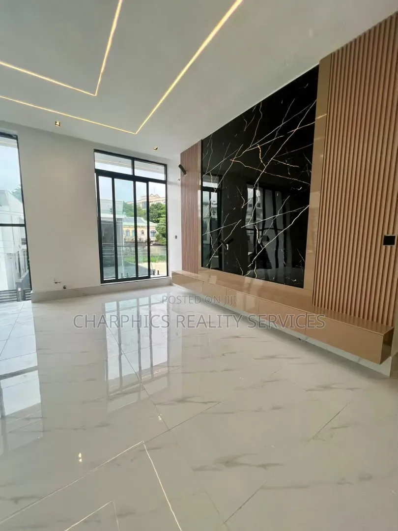 5bdrm Duplex in Chevron for sale