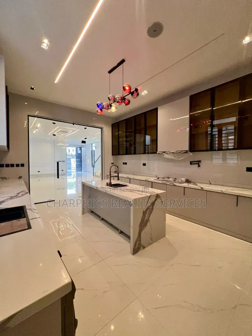 5bdrm Duplex in Chevron for sale