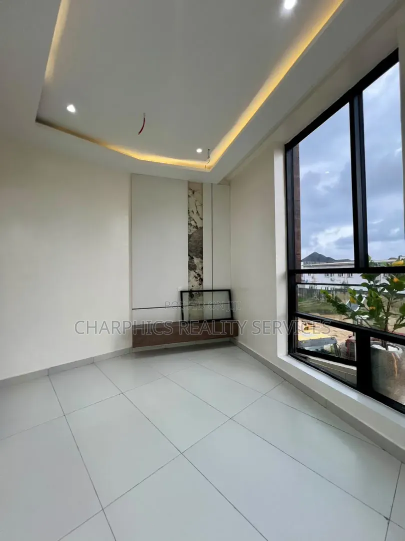 5bdrm Duplex in Lekki Phase 2 for sale