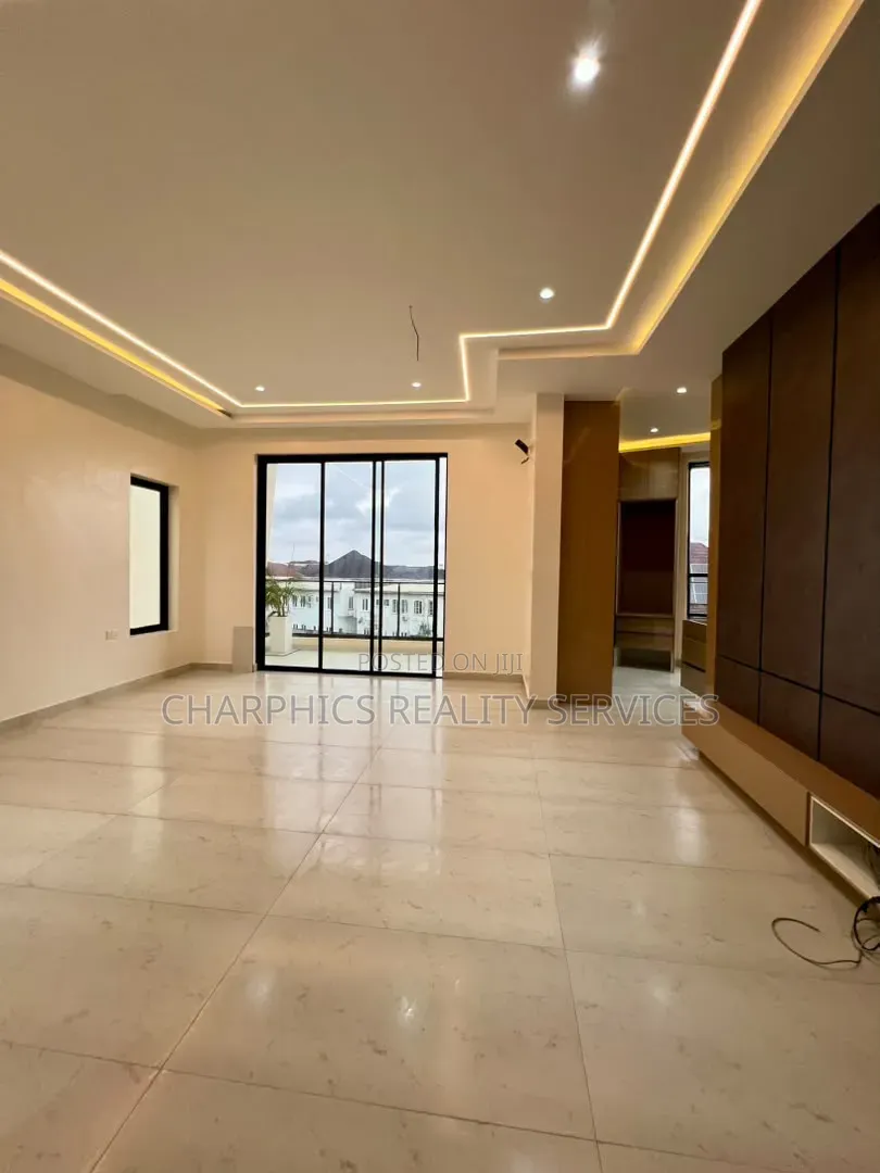 5bdrm Duplex in Lekki Phase 2 for sale