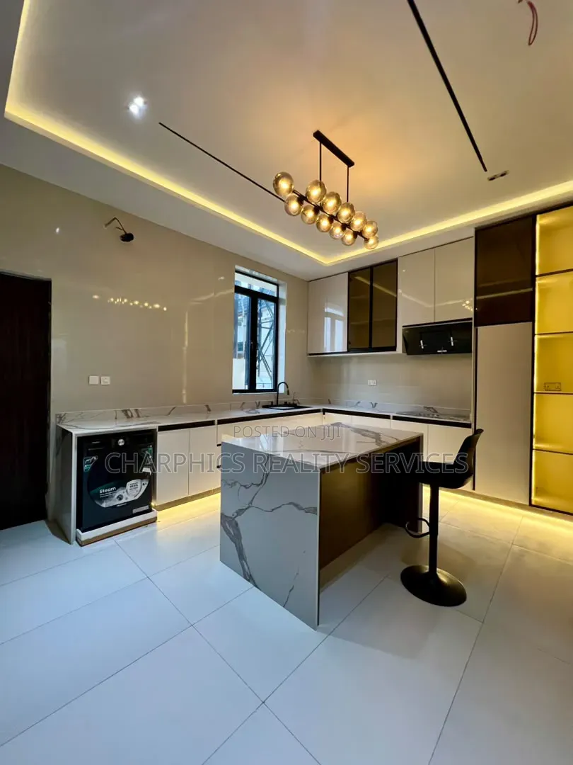 5bdrm Duplex in Lekki Phase 2 for sale
