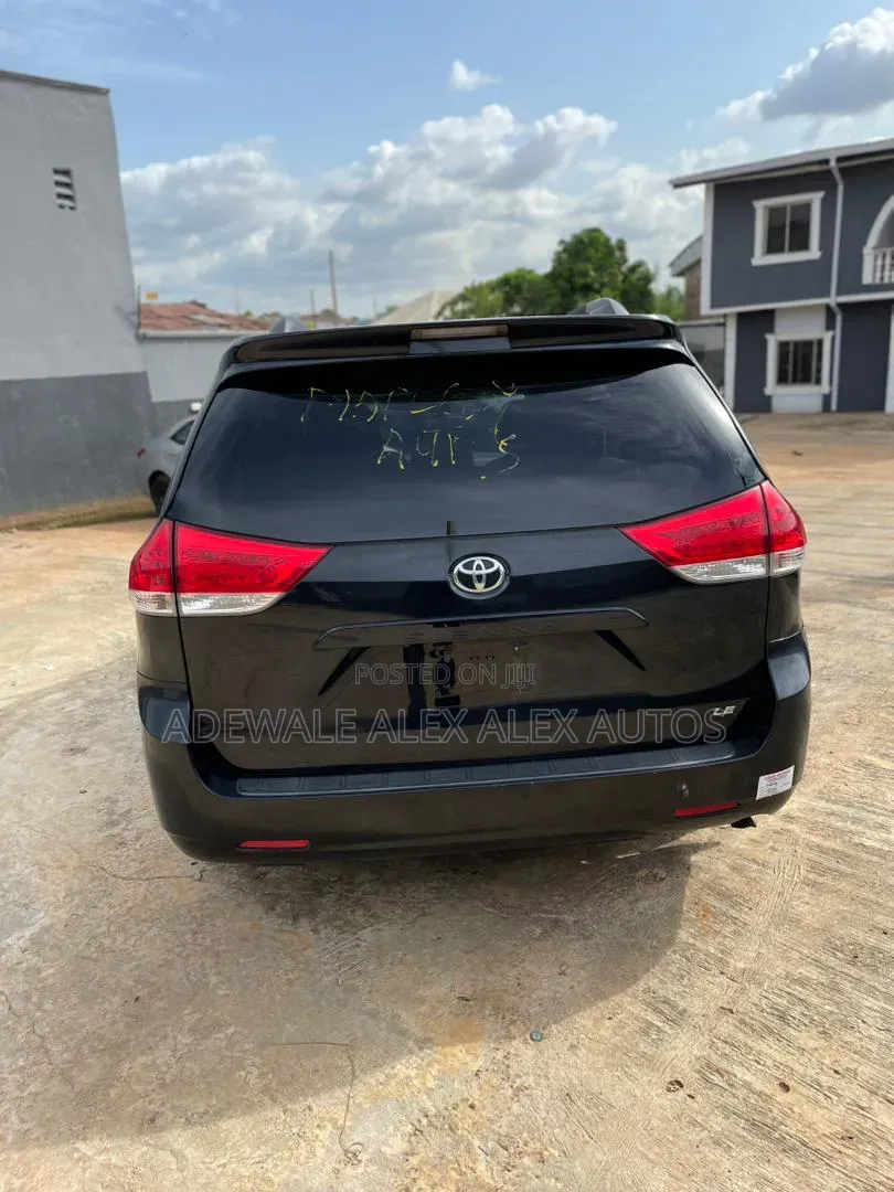 Toyota Sienna 2011 Black