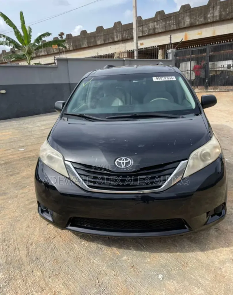 Toyota Sienna 2011 Black