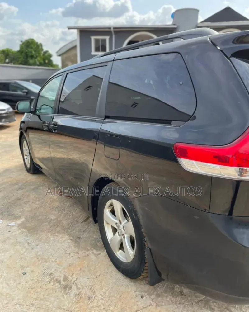 Toyota Sienna 2011 Black