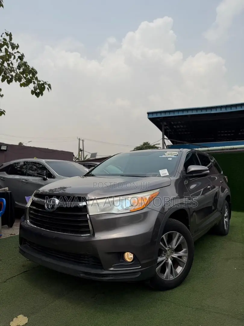 Toyota Highlander LE 4dr SUV AWD (3.5L 6cyl 6A) 2014 Gray