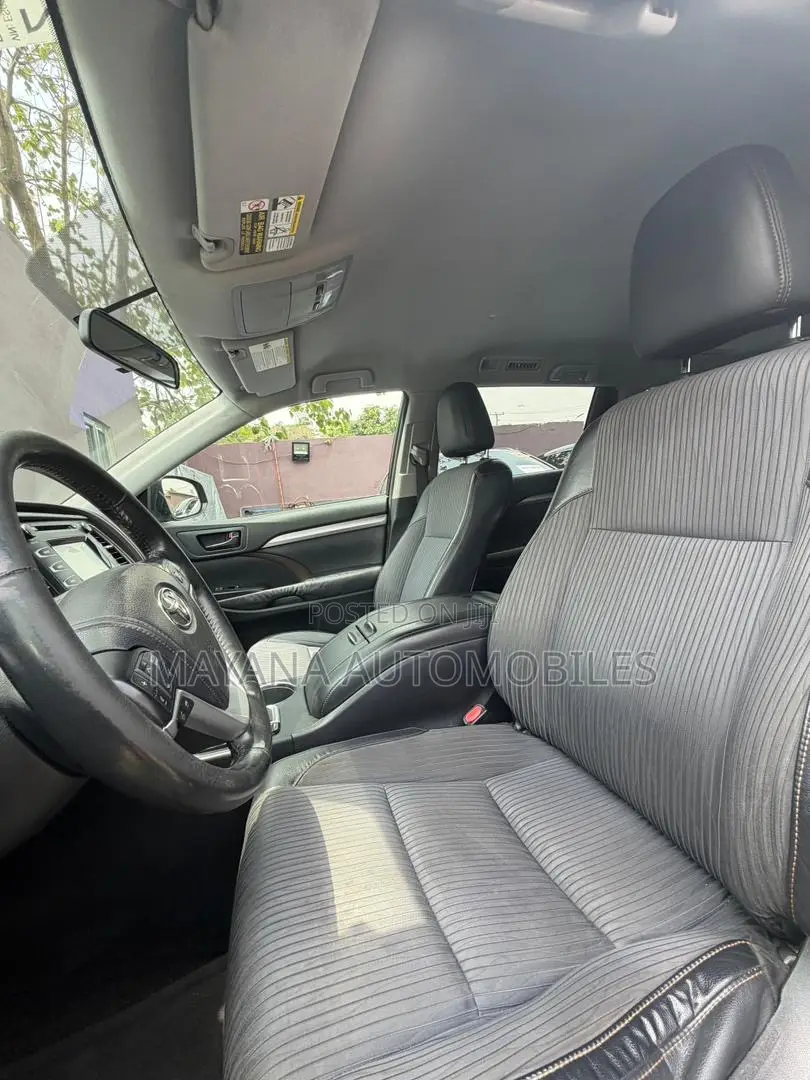 Toyota Highlander LE 4dr SUV AWD (3.5L 6cyl 6A) 2014 Gray