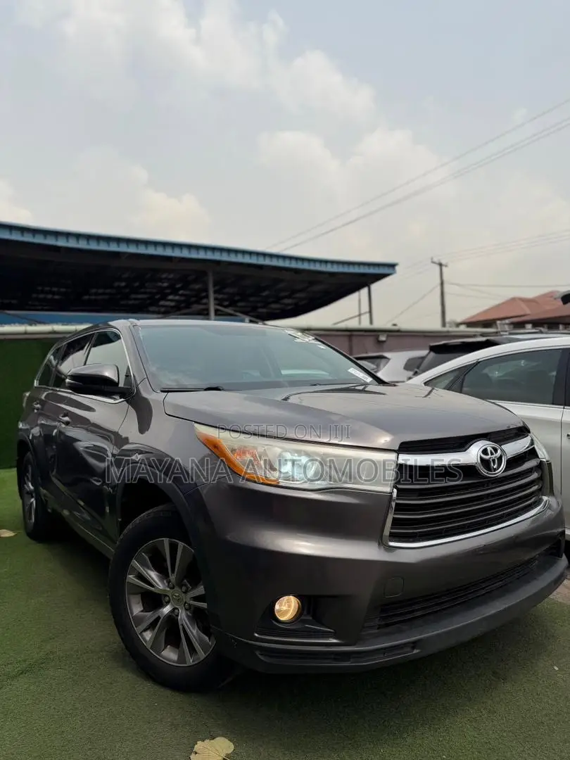 Toyota Highlander LE 4dr SUV AWD (3.5L 6cyl 6A) 2014 Gray