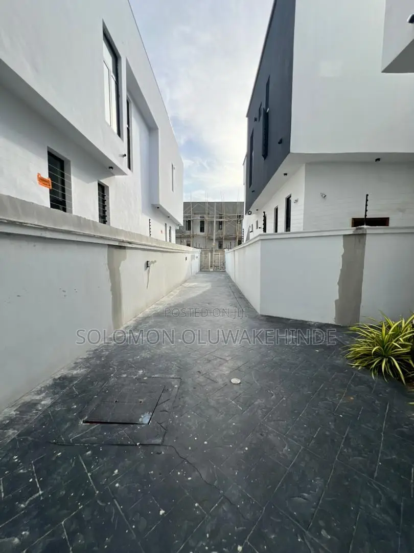 5bdrm Duplex in Chevron for sale