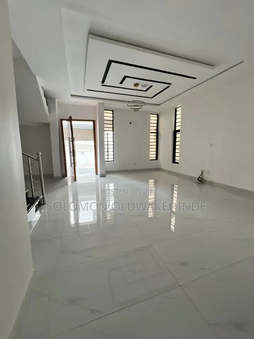 5bdrm Duplex in Chevron for sale