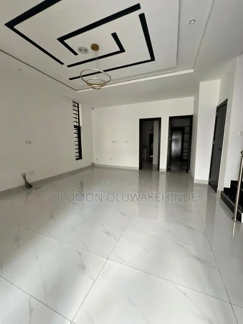 5bdrm Duplex in Chevron for sale