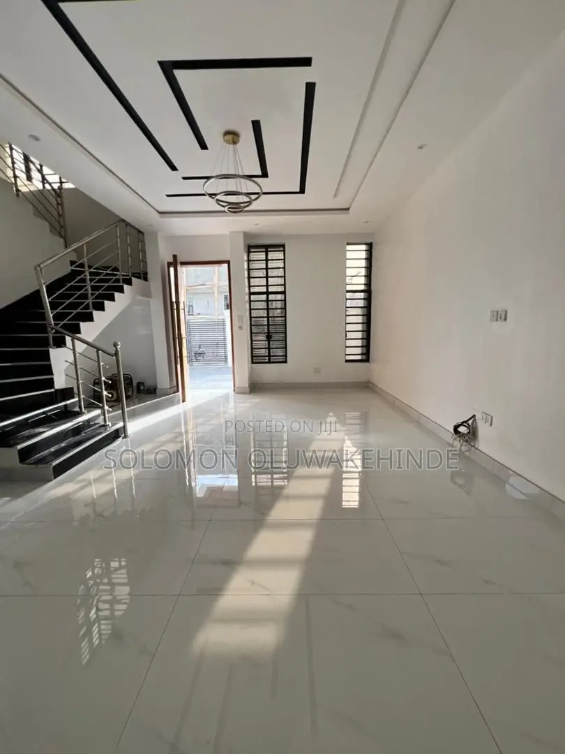 4bdrm Duplex in Chevron for sale