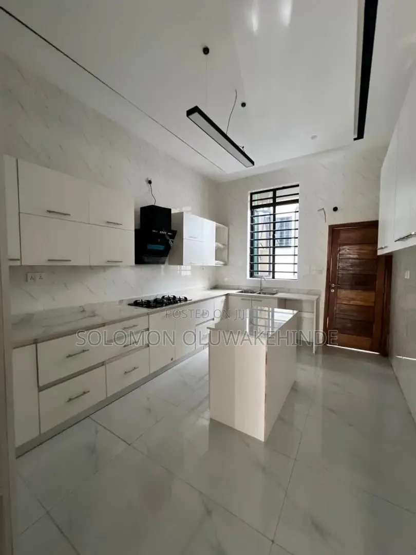 4bdrm Duplex in Chevron for sale