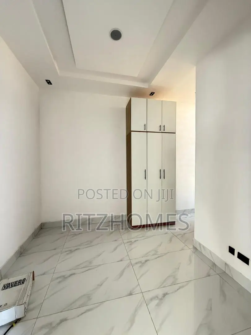 2bdrm Penthouse in Chevron for sale