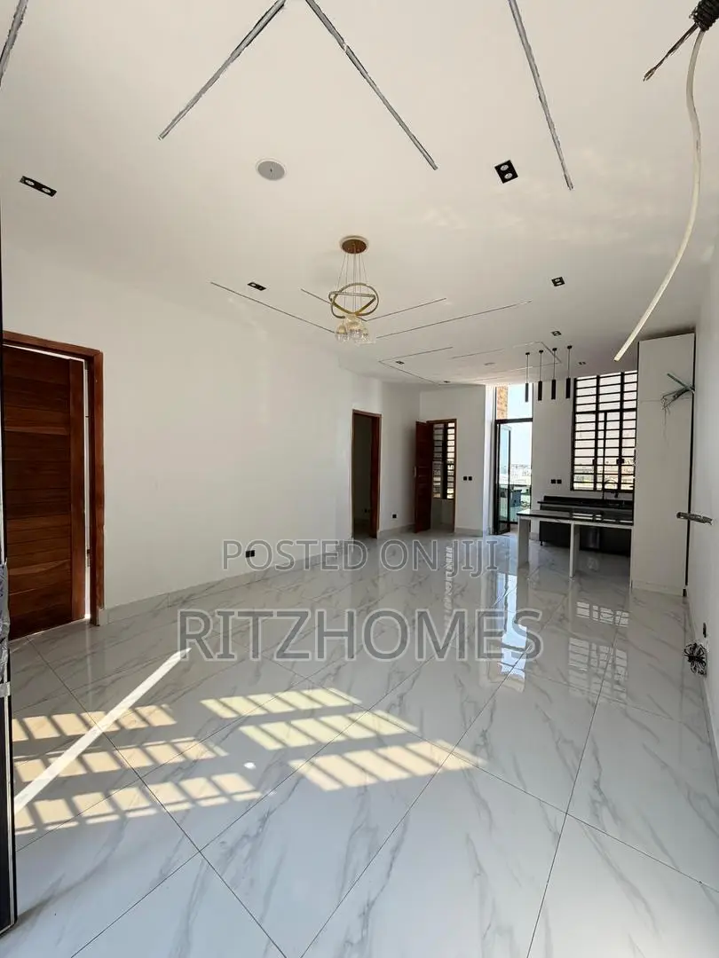 2bdrm Penthouse in Chevron for sale