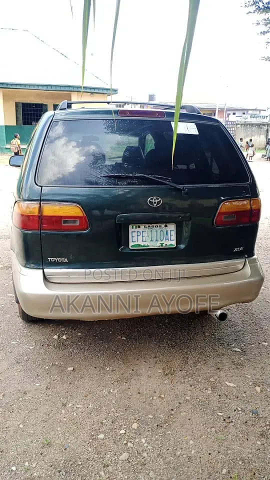 Toyota Sienna LE & 1 hatch 2000 Green