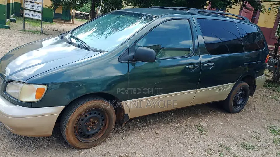 Toyota Sienna LE & 1 hatch 2000 Green