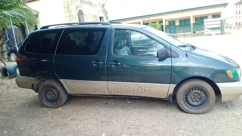 Toyota Sienna LE & 1 hatch 2000 Green