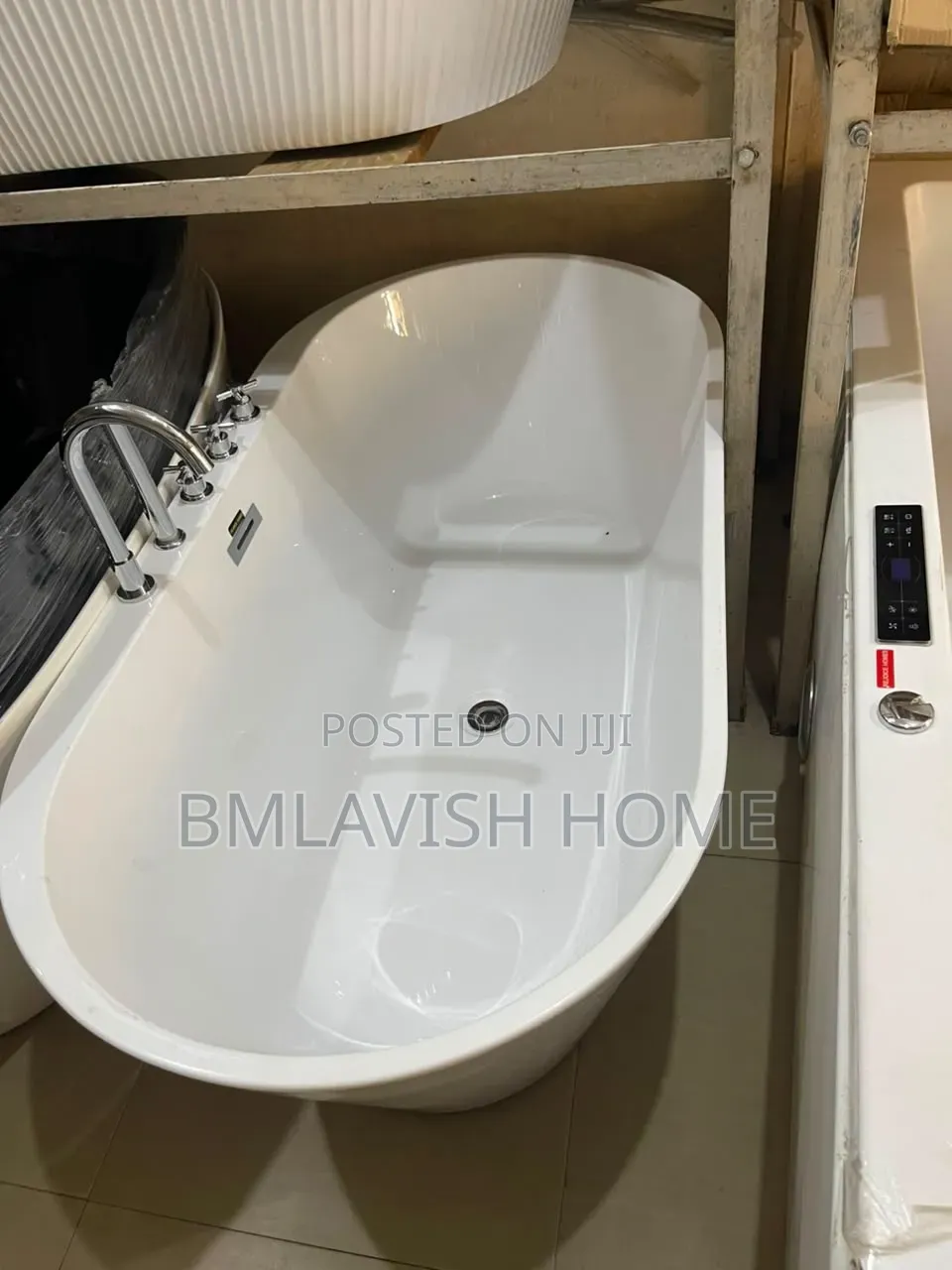 Acrylic Freestanding Bathtub With Silver Taps