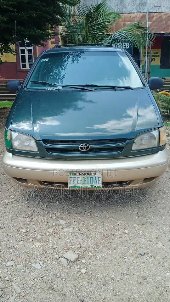 Toyota Sienna LE & 1 hatch 2000 Green