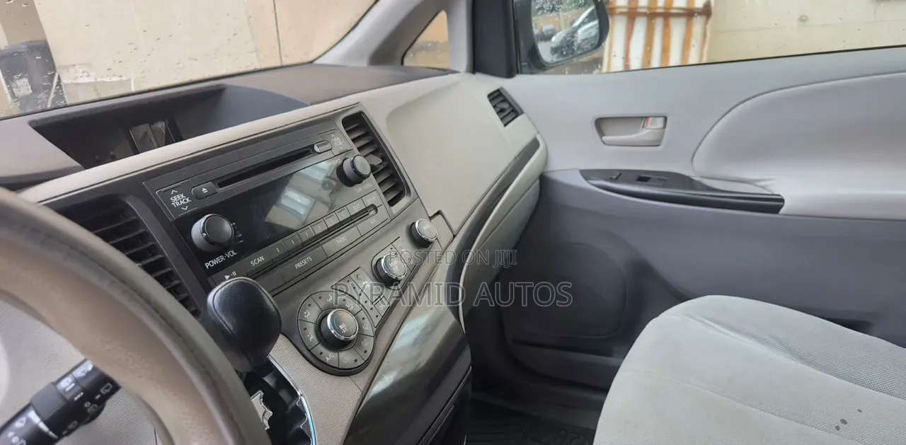 Toyota Sienna 2011 Silver