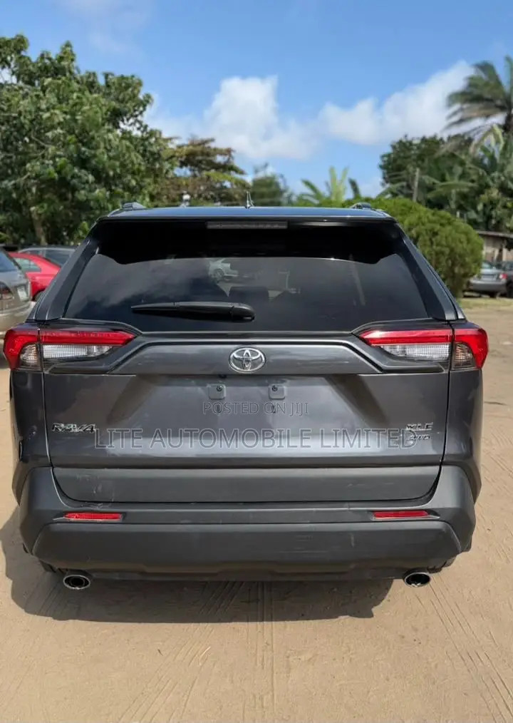 Toyota RAV4 XLE Premium 2022 Gray
