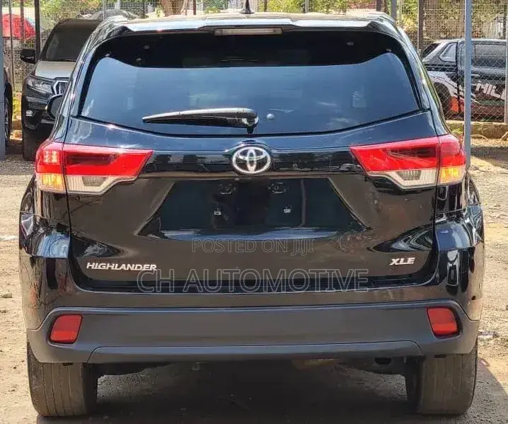 Toyota Highlander XLE 4dr SUV AWD (3.5L 6cyl 6A) 2015 Matt Black
