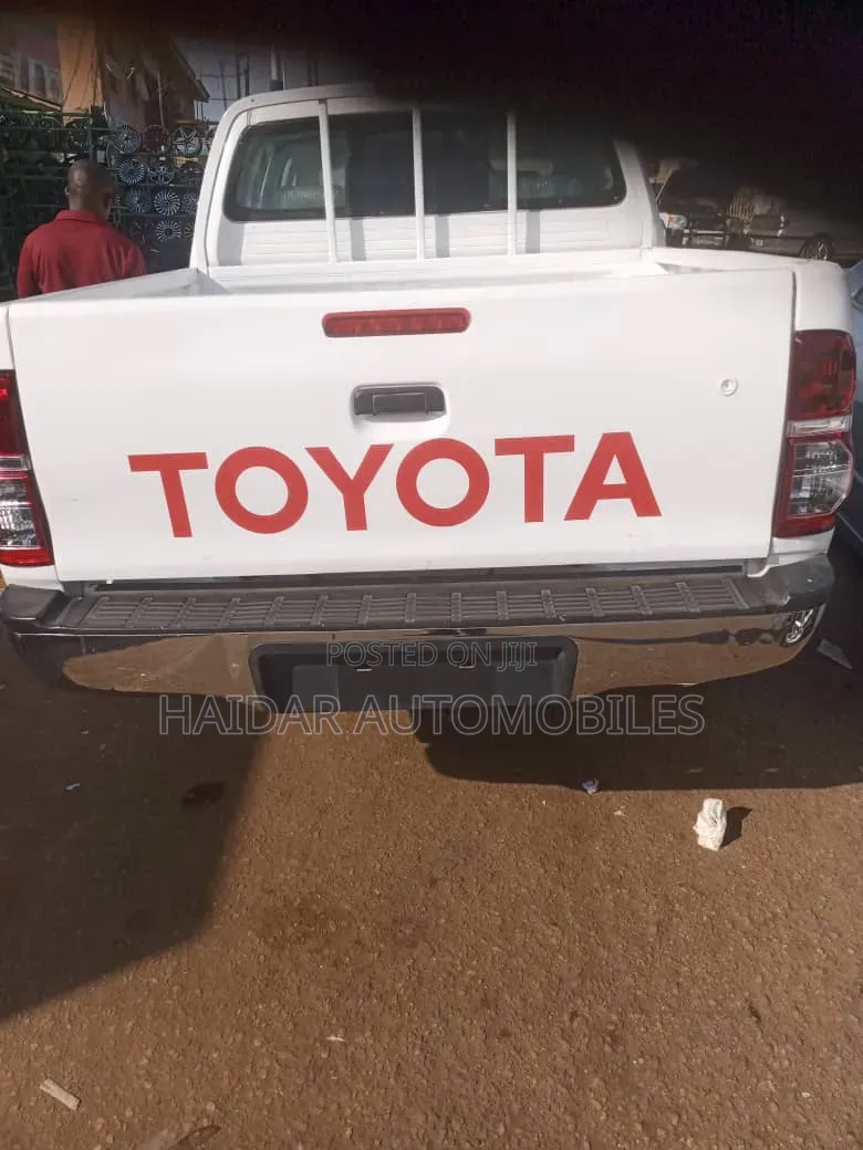 Toyota Hilux 2012 White