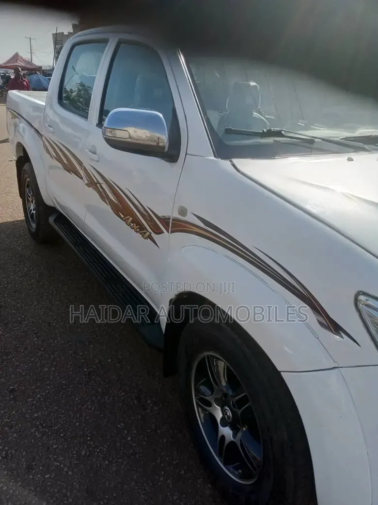 Toyota Hilux 2012 White