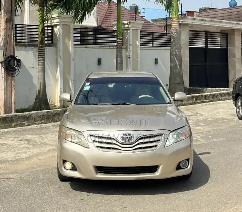 Toyota Camry LE 4dr Sedan (2.5L 4cyl 6AM) 2010 Gold