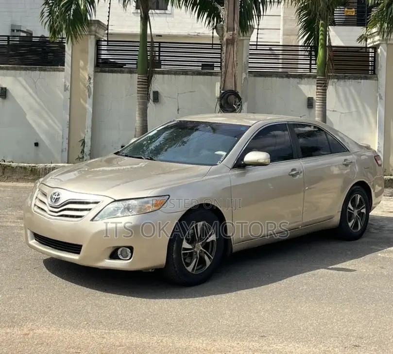 Toyota Camry LE 4dr Sedan (2.5L 4cyl 6AM) 2010 Gold