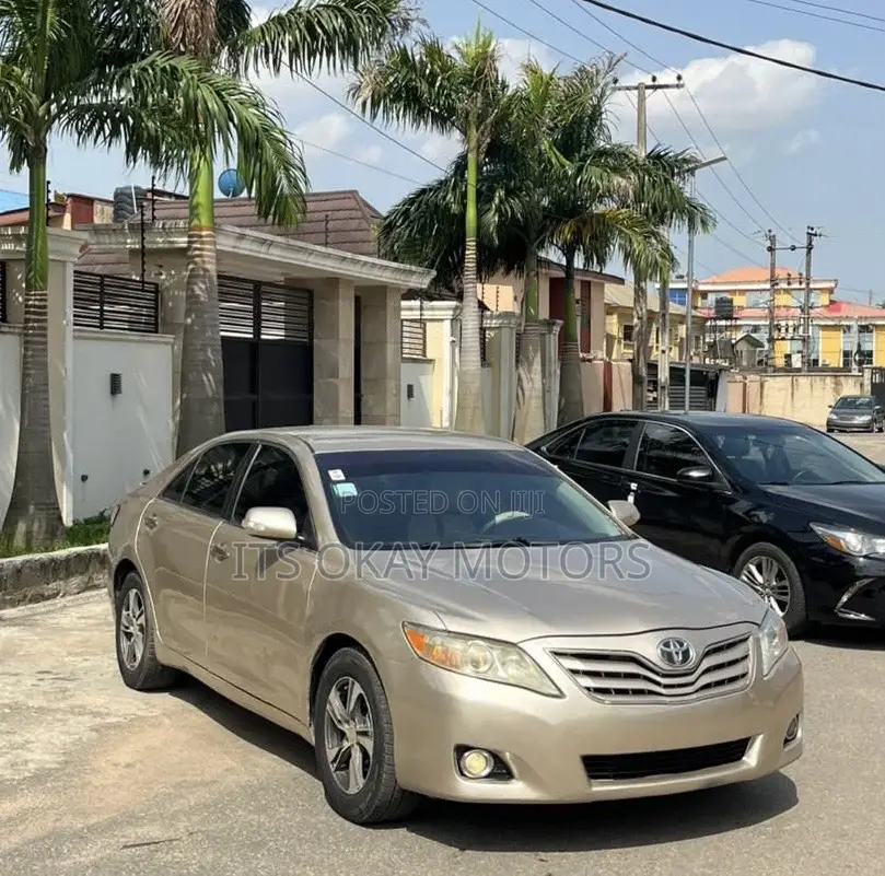 Toyota Camry LE 4dr Sedan (2.5L 4cyl 6AM) 2010 Gold