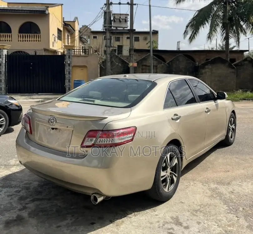 Toyota Camry LE 4dr Sedan (2.5L 4cyl 6AM) 2010 Gold