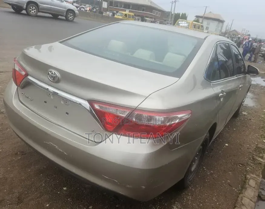 Toyota Camry LE 4dr Sedan (2.5L 4cyl 6A) 2015 Gold