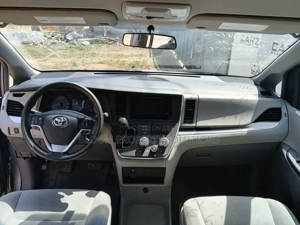 Toyota Sienna LE 7-Passenger Mobility 4dr Minivan (3.5L 6cyl 6A) 2015