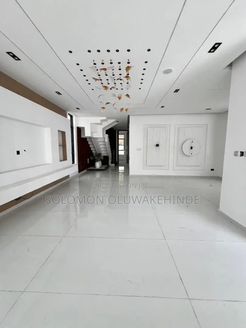 5bdrm Duplex in Chevron for sale