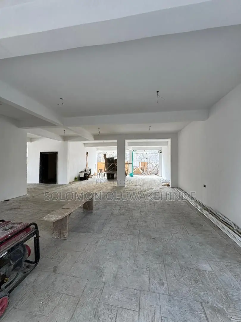 3bdrm Apartment in Yaba, Lagos for sale