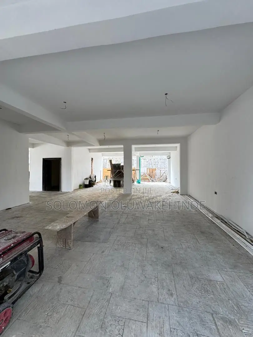 3bdrm Apartment in Yaba, Lagos for sale