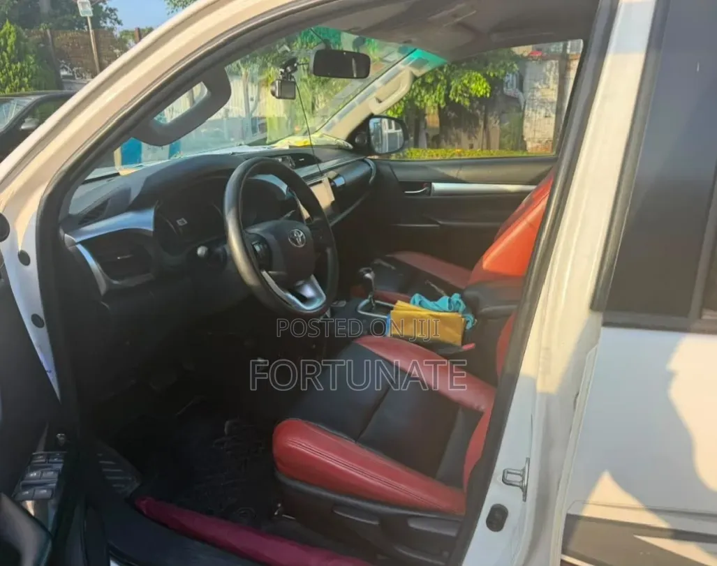 Toyota Hilux 2019 White