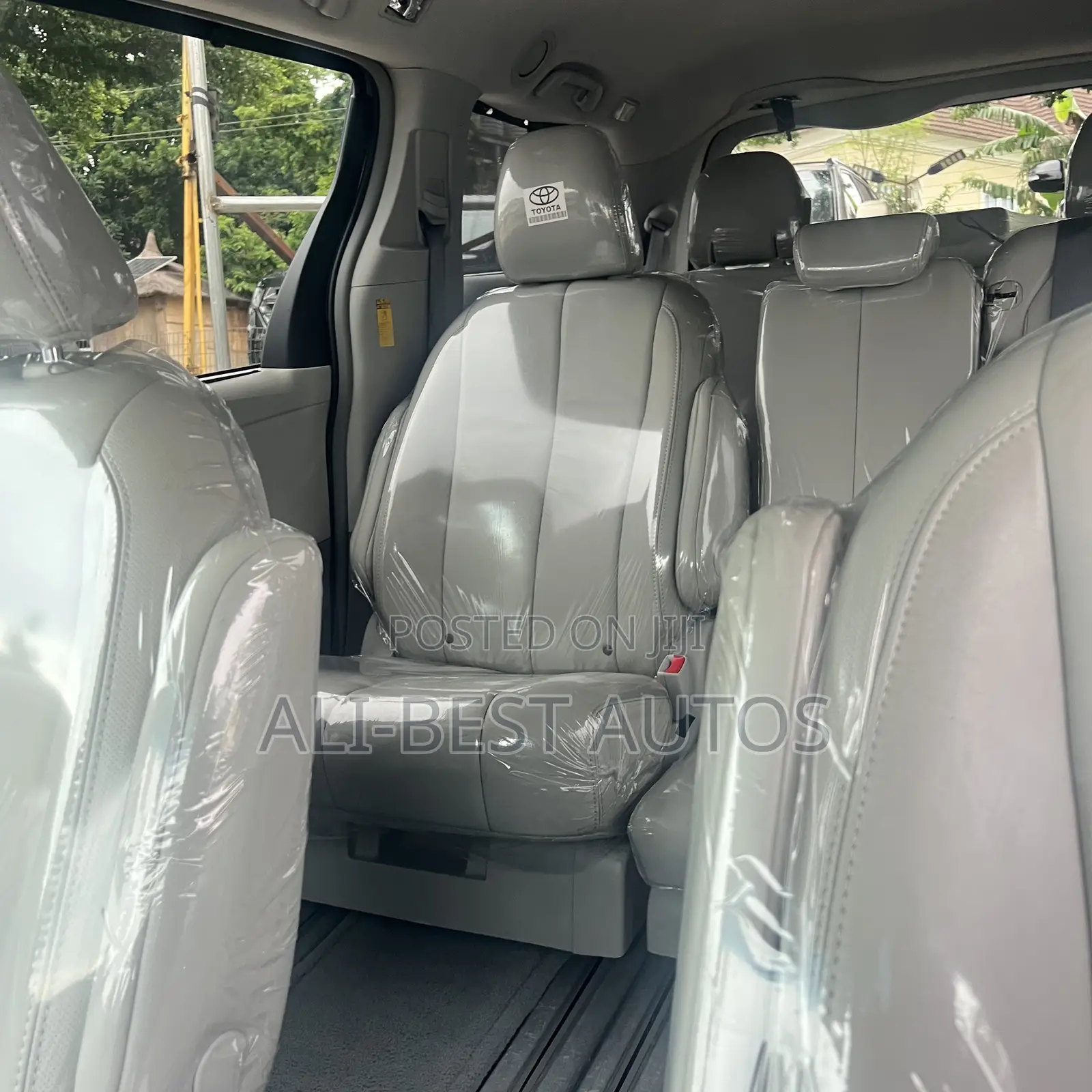 Toyota Sienna XLE 8-Passenger 4dr Minivan (3.5L 6cyl 6A) 2014 Gray