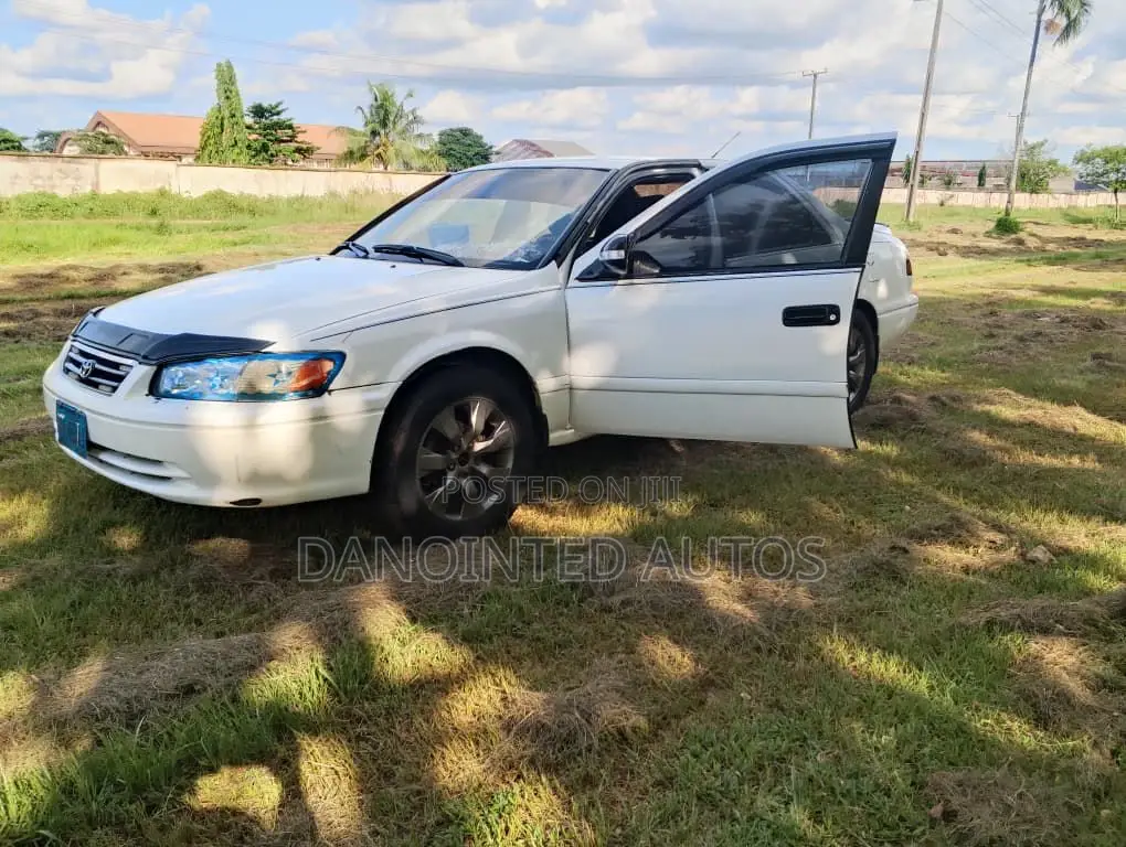Toyota Camry LE 4dr Sedan (2.2L 4cyl 4A) 2000 White